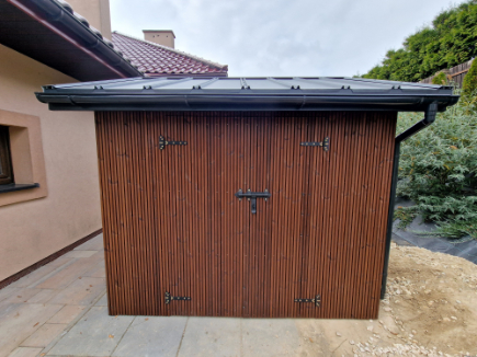 Drewniany domek z przeznaczeniem na przechowywanie narzędzi